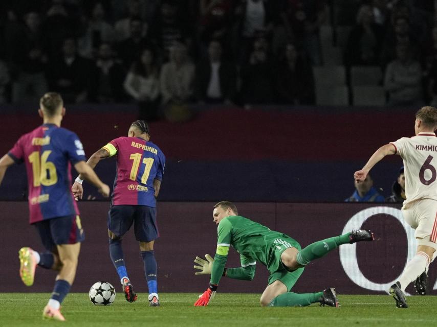 Raphinha regatea a Neuer antes de marcar el primer gol del Barça