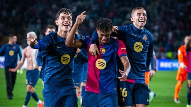 Héctor Fort, Lamine Yamal y Fermín López, felices tras vencer al Bayern de Múnich