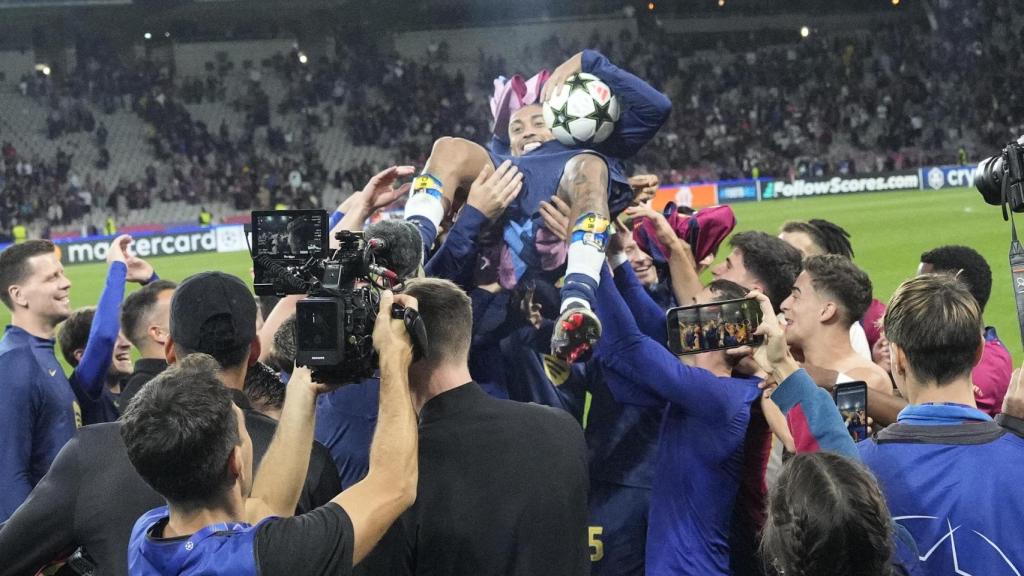 Los jugadores del Barça mantean a Raphinha tras su hat-trick contra el Bayern de Múnich