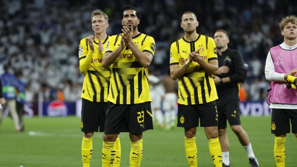 Los jugadores del Borussia Dortmund aplauden a los aficionados desplazados hasta el Santiago Bernabéu