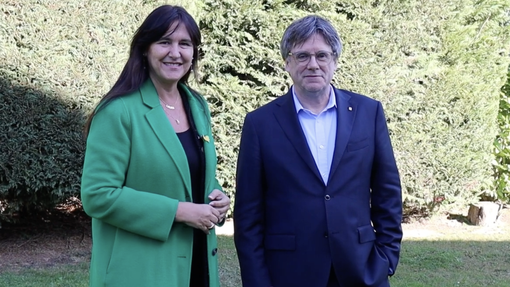 El presidente del Parlament, Josep Rull, el líder moral de Junts, Carles Puigdemont, y la presidenta del partido, Laura Borràs, en el séptimo aniversario del 1-O en Waterloo