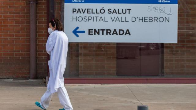 Una sanitaria, ante el Hospital Vall d'Hebron de Barcelona