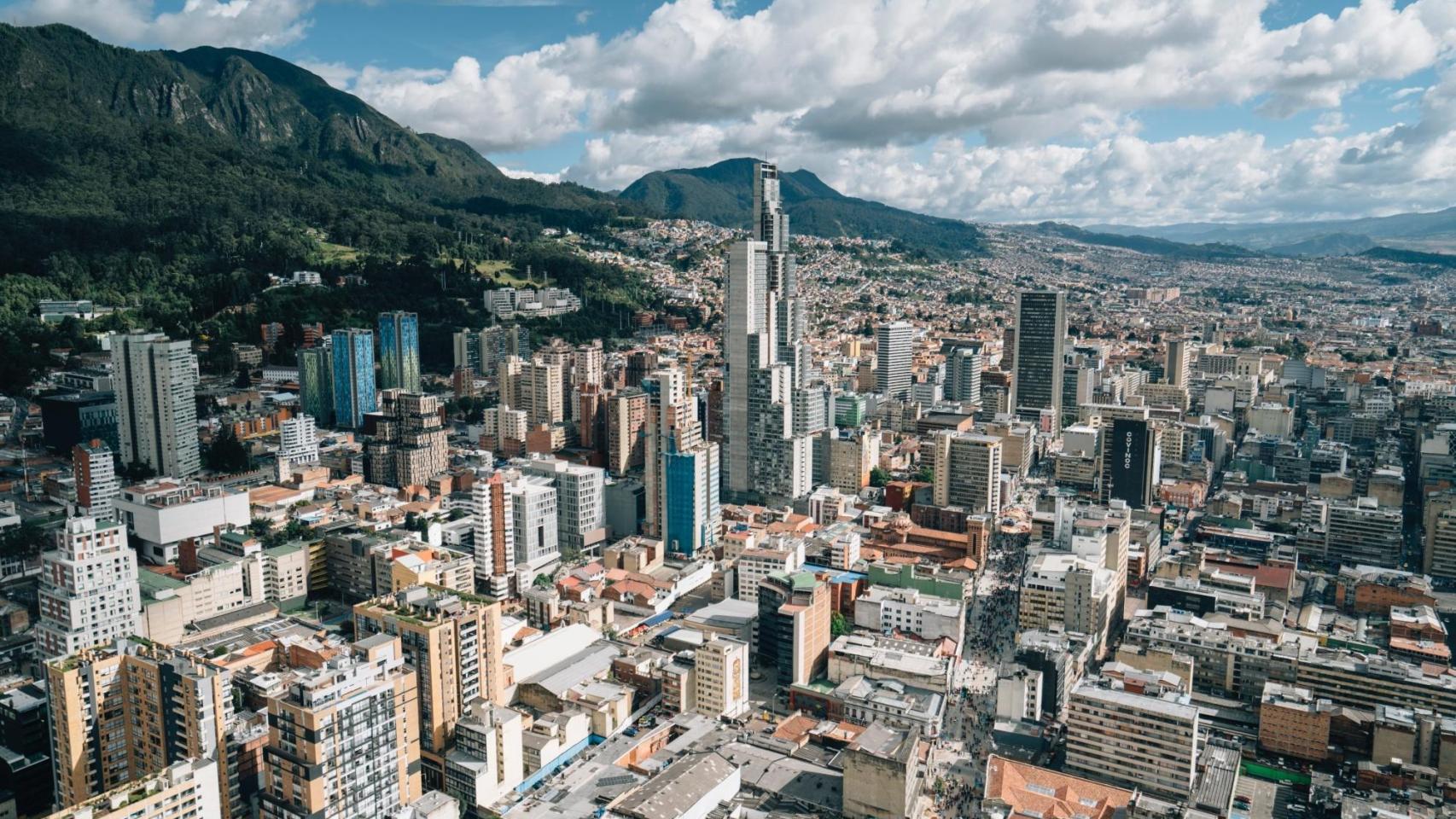 Imagen aérea de Bogotá con The Spot en primer plano