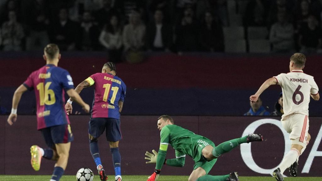 Raphinha regatea a Neuer antes de marcar el primer gol del Barça