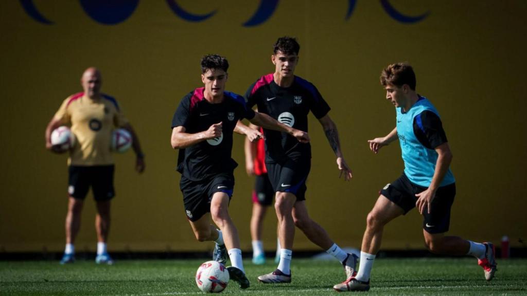 Pau Víctor, Pablo Torre y Héctor Fort, en un ejercicio de entrenamiento del Barça