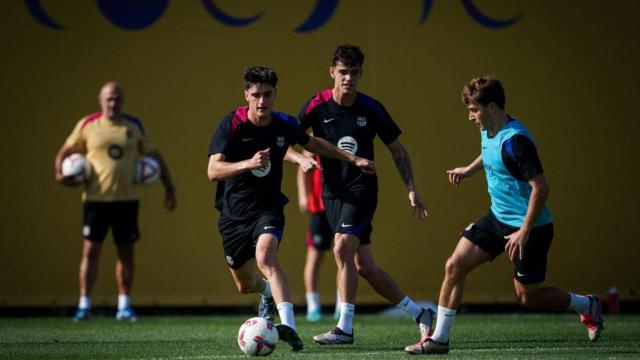 Pau Víctor, Pablo Torre y Héctor Fort, en un ejercicio de entrenamiento del Barça