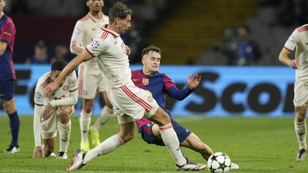 Marc Casado disputa un balón en el Barça-Bayern