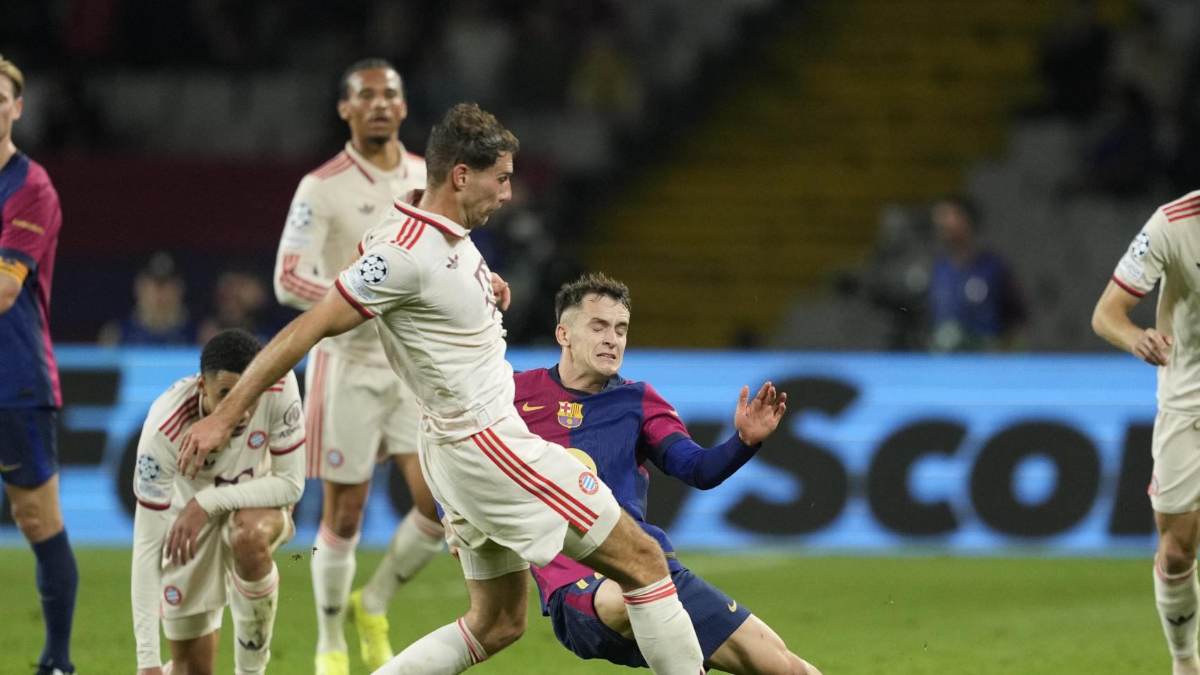 Marc Casado disputa un balón en el Barça-Bayern