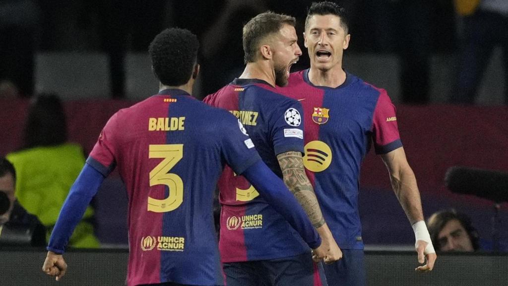 Robert Lewandowski celebra su gol al Bayern de Múnich con Iñigo Martínez