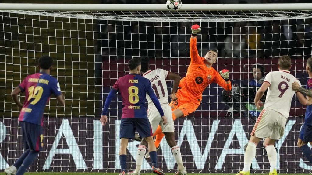 Iñaki Peña saca los puños para despejar un balón en el Barça-Bayern