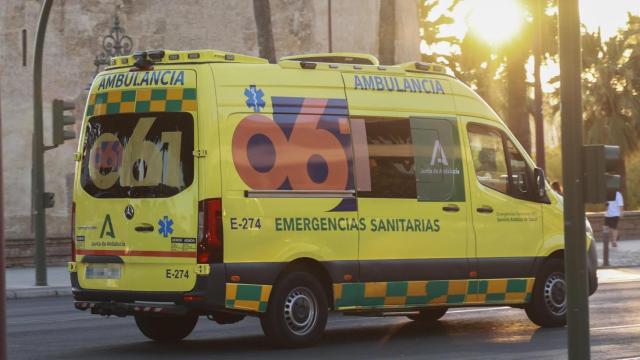 Una ambulancia pública del SAS en Sevilla