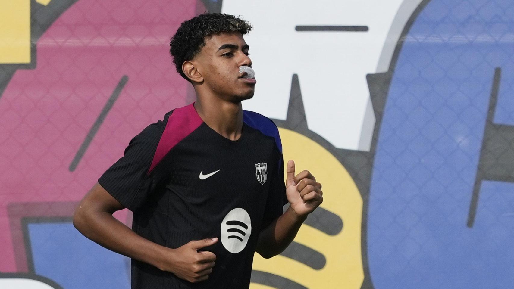 Lamine Yamal con un protector bucal, antes del Real Madrid-Barça