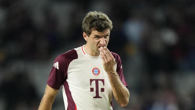 Thomas Muller recoge cable, agacha la cabeza y se mete en la cueva tras ser humillado por el Barça