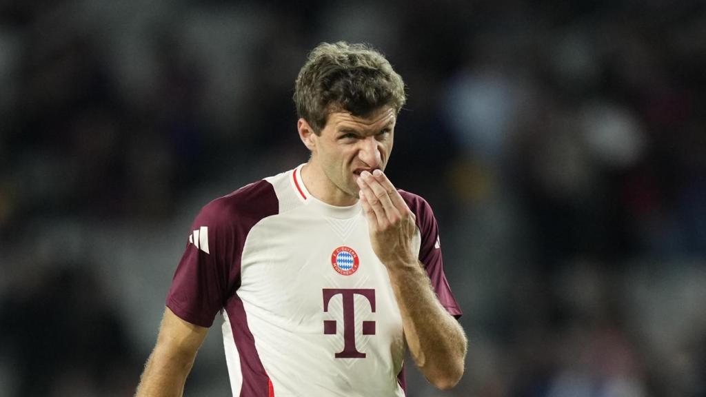 Thomas Muller recoge cable, agacha la cabeza y se mete en la cueva tras ser humillado por el Barça