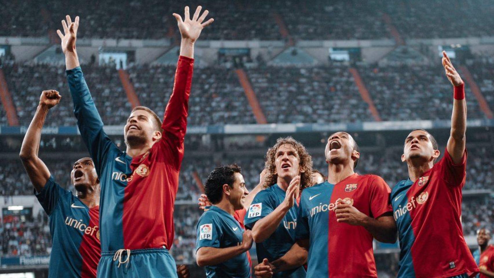 Los jugadores del Barça celebran el 2-6 del 2009 con la afición culé desplazada a Madrid