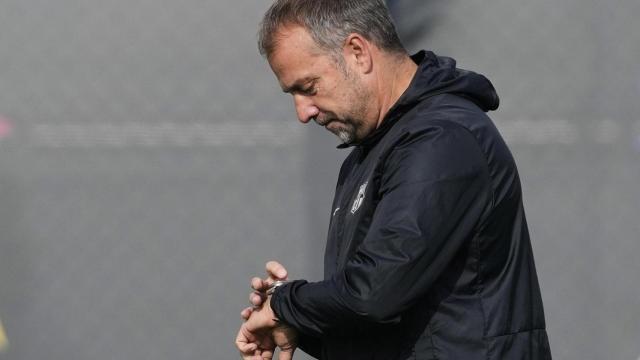 Hansi Flick, antes del entrenamiento del Barça previo al clásico del Bernabéu