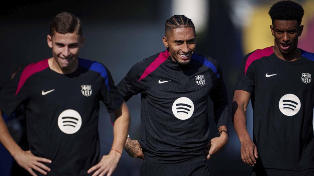 Fermín, Raphinha y Balde en un entrenamiento del Barça