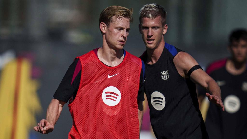 Dani Olmo y Frenkie de Jong se defienden en un entrenamiento