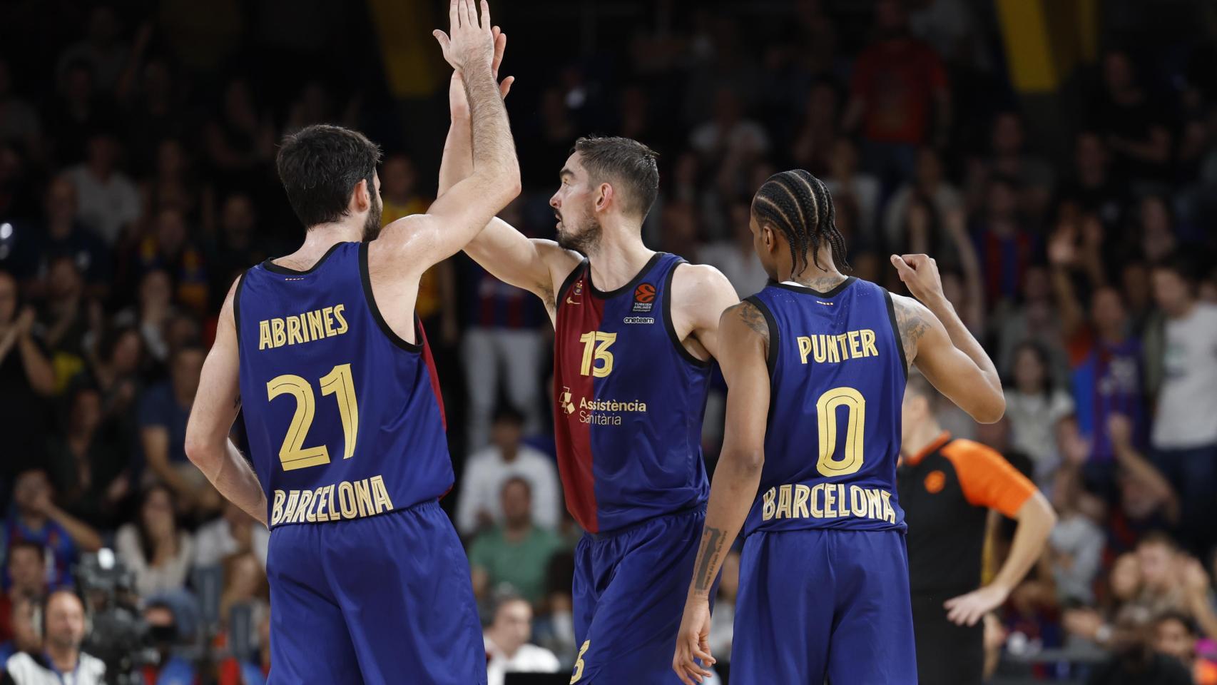 Alex Abrines, Tomas Satoransky y Kevin Punter se congratulan por una canasta