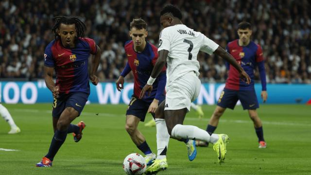 Vinicius intenta regatear a Casadó y Koundé en el Real Madrid-Barça