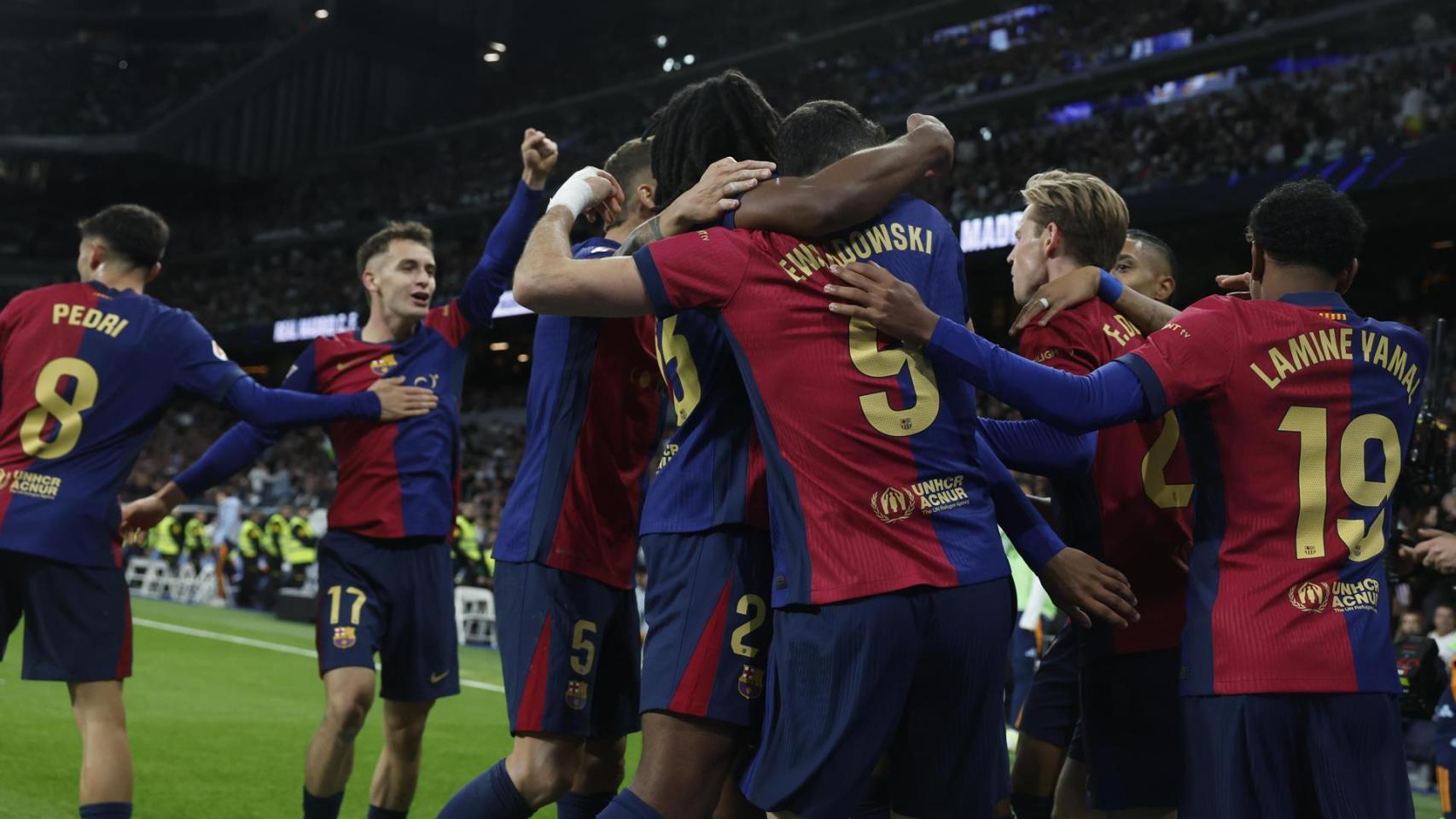 Los jugadores del Barça celebran un gol de Lewandowski