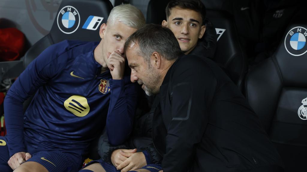 Hansi Flick charla con Dani Olmo en el banquillo del Bernabéu