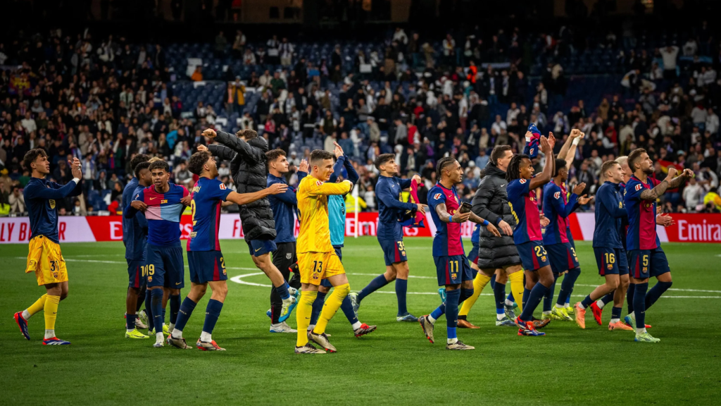 El Barça celebra con su afición la goleada en el Santiago Bernabéu