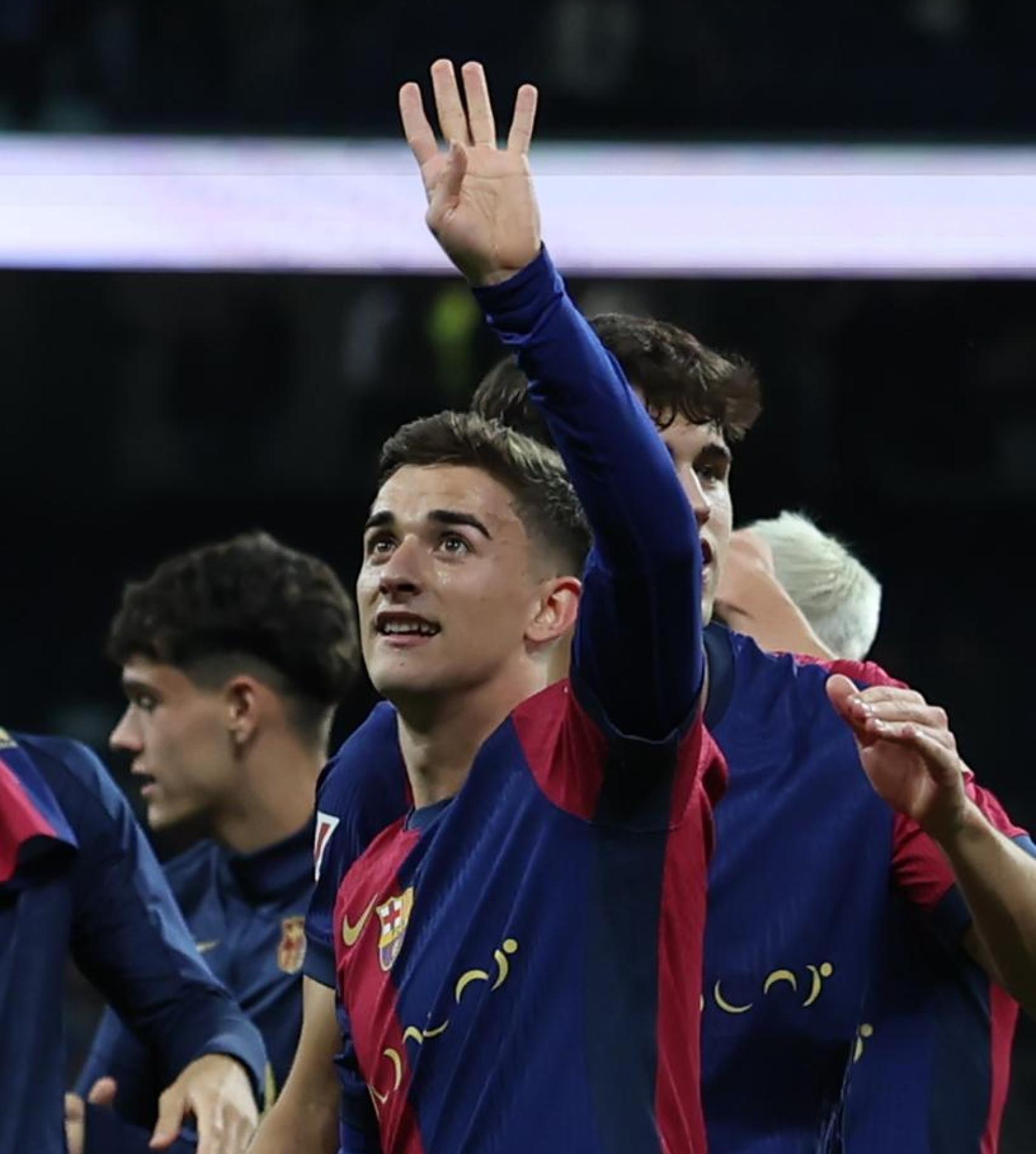 Gavi celebra el 0-4 en el Bernabéu