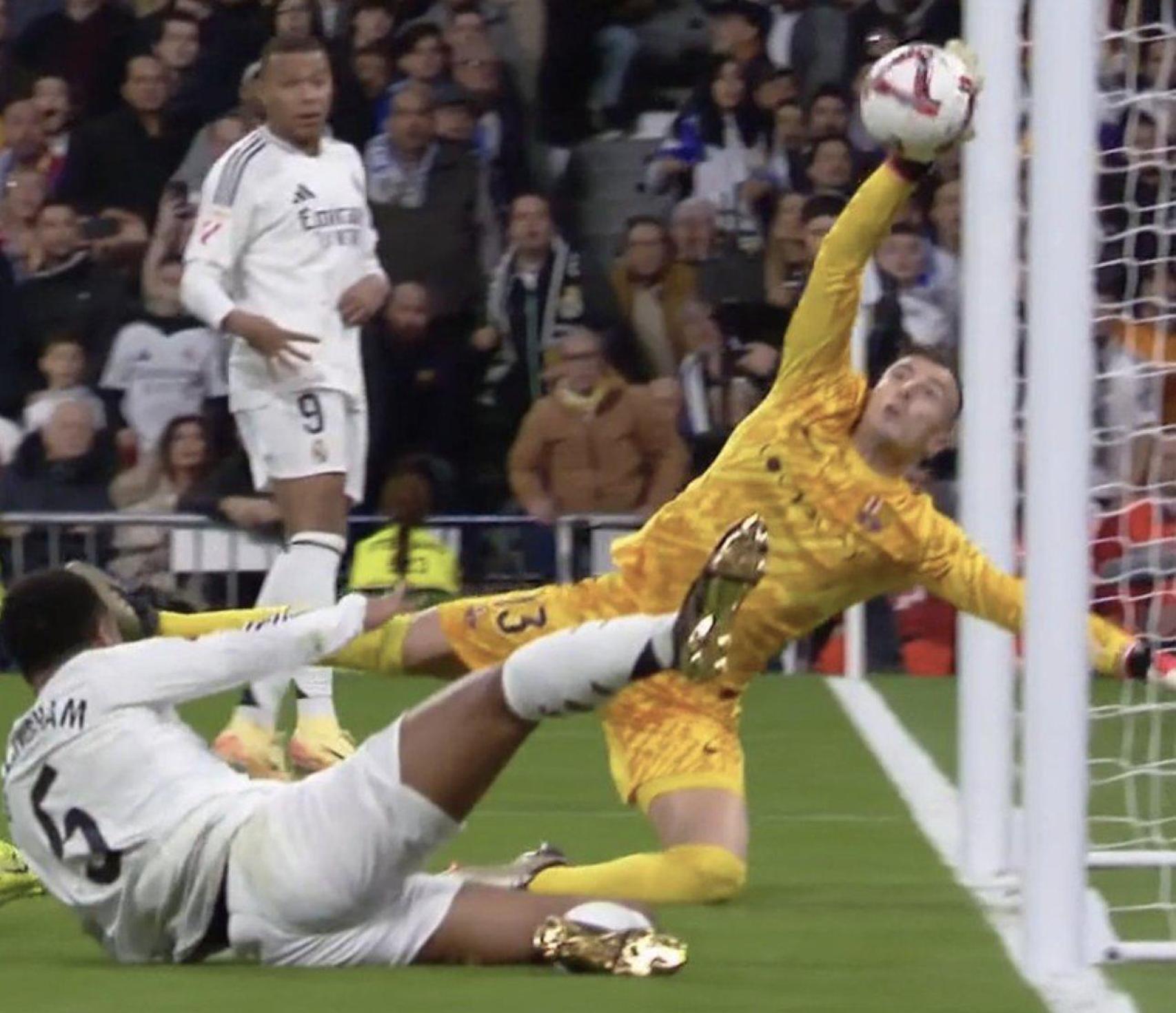 Iñaki Peña salva un gol del Madrid sobre la línea