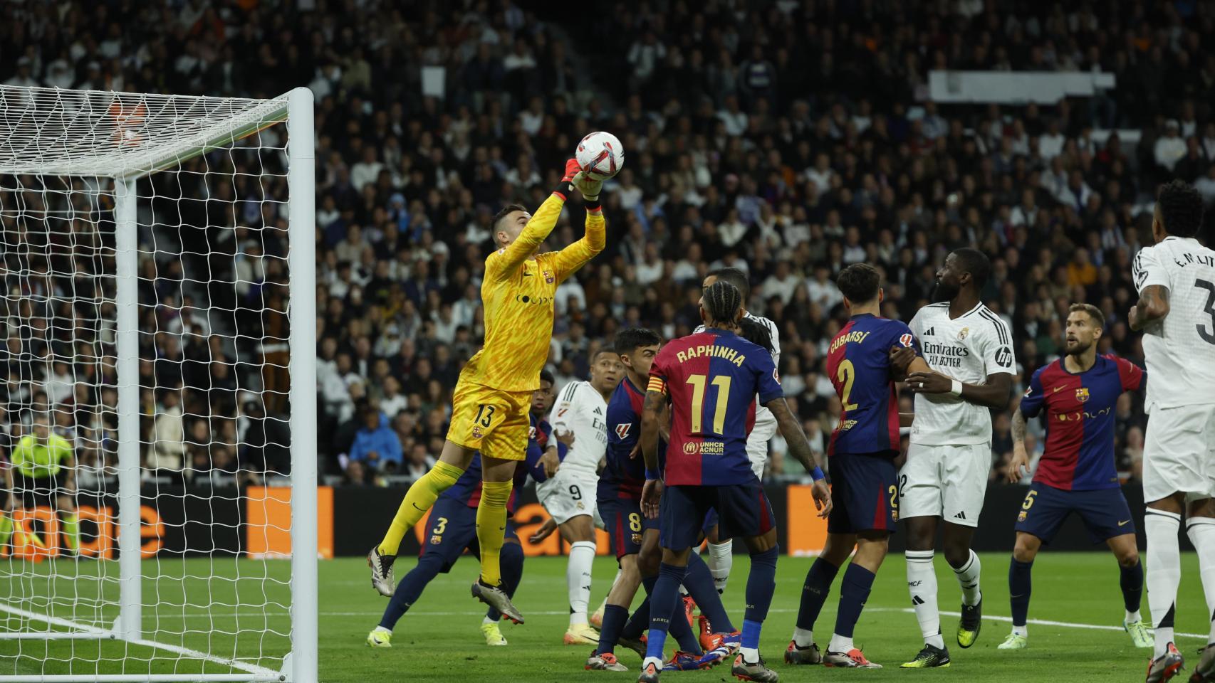 Iñaki Peña atrapa un balón en el Santiago Bernabéu