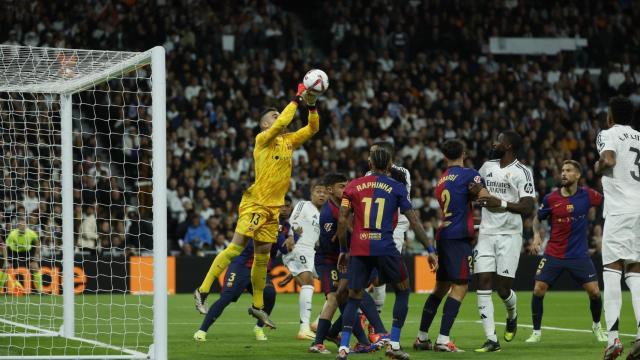 Iñaki Peña atrapa un balón en el Santiago Bernabéu