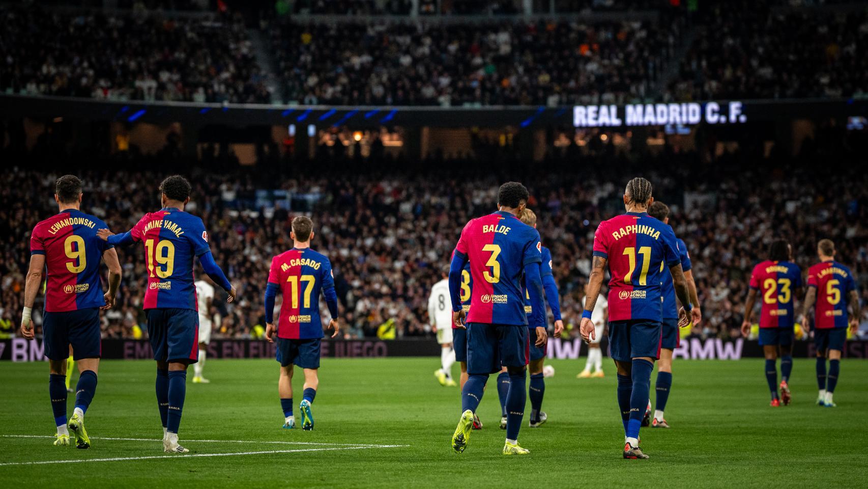 Los jugadores del Barça, durante la victoria contra el Real Madrid en el Bernabéu