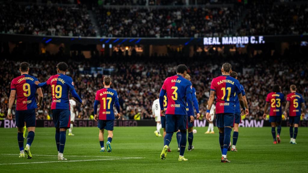 Los jugadores del Barça, durante la victoria contra el Real Madrid en el Bernabéu