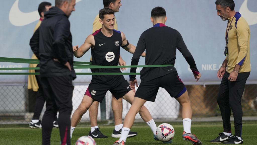 El cuerpo técnico de Hansi Flick dirige el entrenamiento del Barça