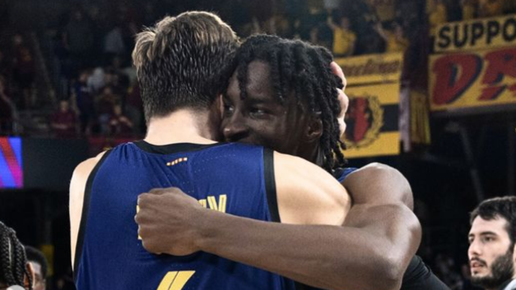 Jan Vesely felicita a Dame Sarr