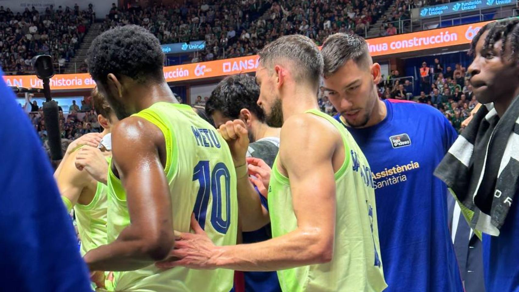 Los jugadores del Barça de basket reciben indicaciones de Joan Peñarroya