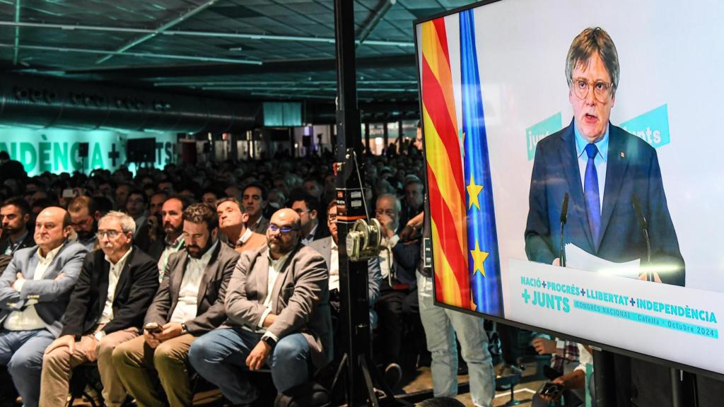 El nuevo presidente de Junts, Carles Puigdemont, interviene por videoconferencia durante la última jornada del Congreso de Junts en Calella, a 27 de octubre de 2024