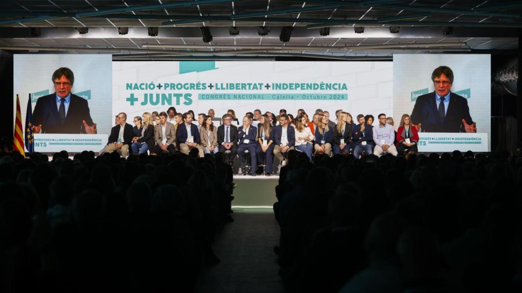 Carles Puigdemont interviene en el congreso de Junts en Calella por las pantallas