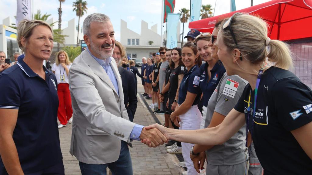 Jaume Collboni, alcalde de Barcelona, visitando el 'village' de la Copa América