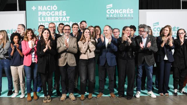 Foto de familia de los integrantes de la candidatura de Carles Puigdemont para presidir Junts