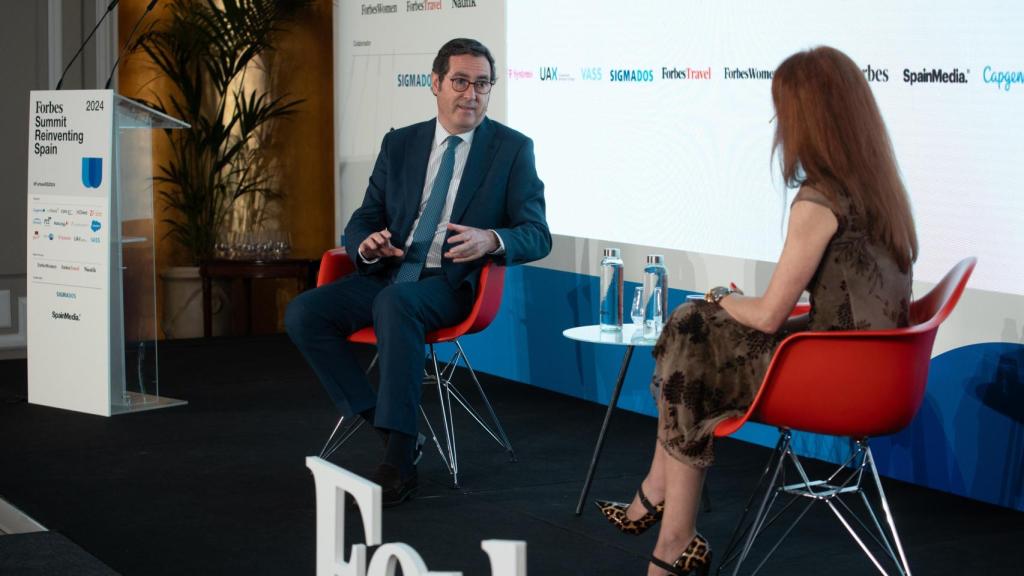 El presidente de la CEOE, Antonio Garamendi, y la presidenta del Consejo Asesor de Forbes Women y Curator de Forbes Summit Reinventing Spain, Gloria Lomana, intervienen durante el Summit Reinventing Spain