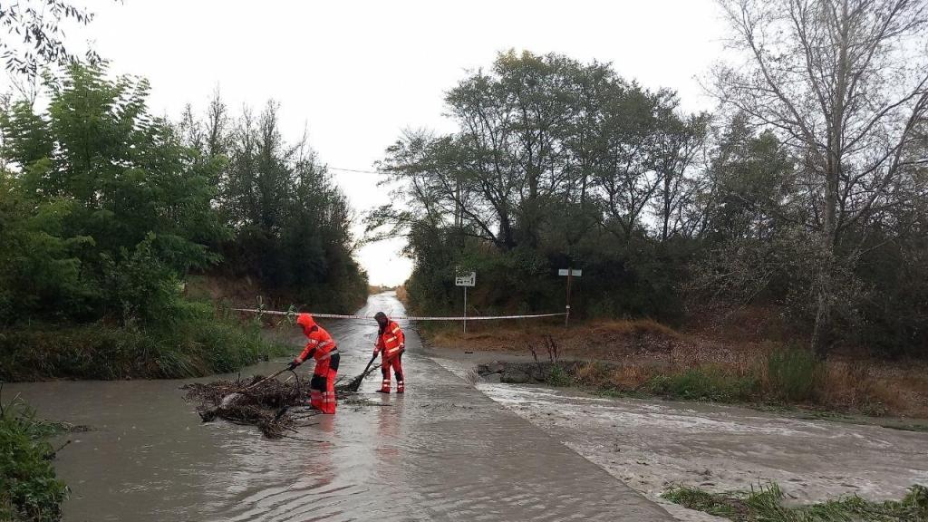 Dos Bombers de la Generalitat, en una actuación por las fuertes lluvias