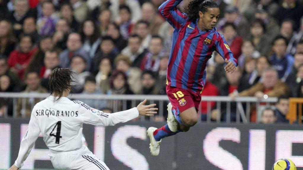 Ronaldinho regatea a Sergio Ramos