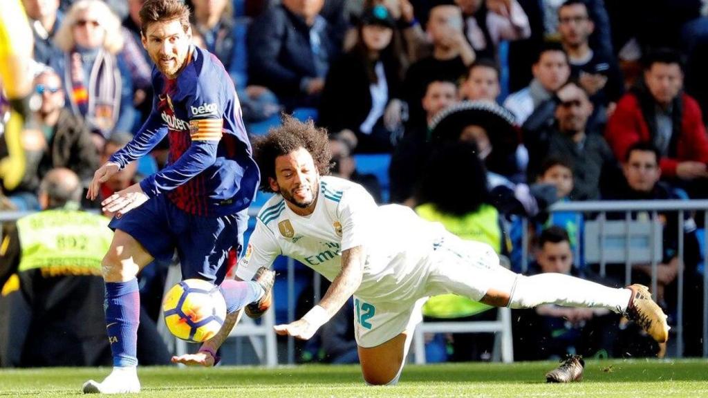 Messi regatea a Marcelo descalzo