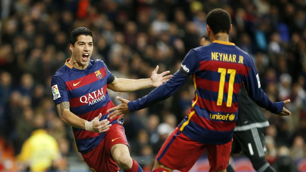 Neymar y Suárez celebran un gol en el Bernabéu