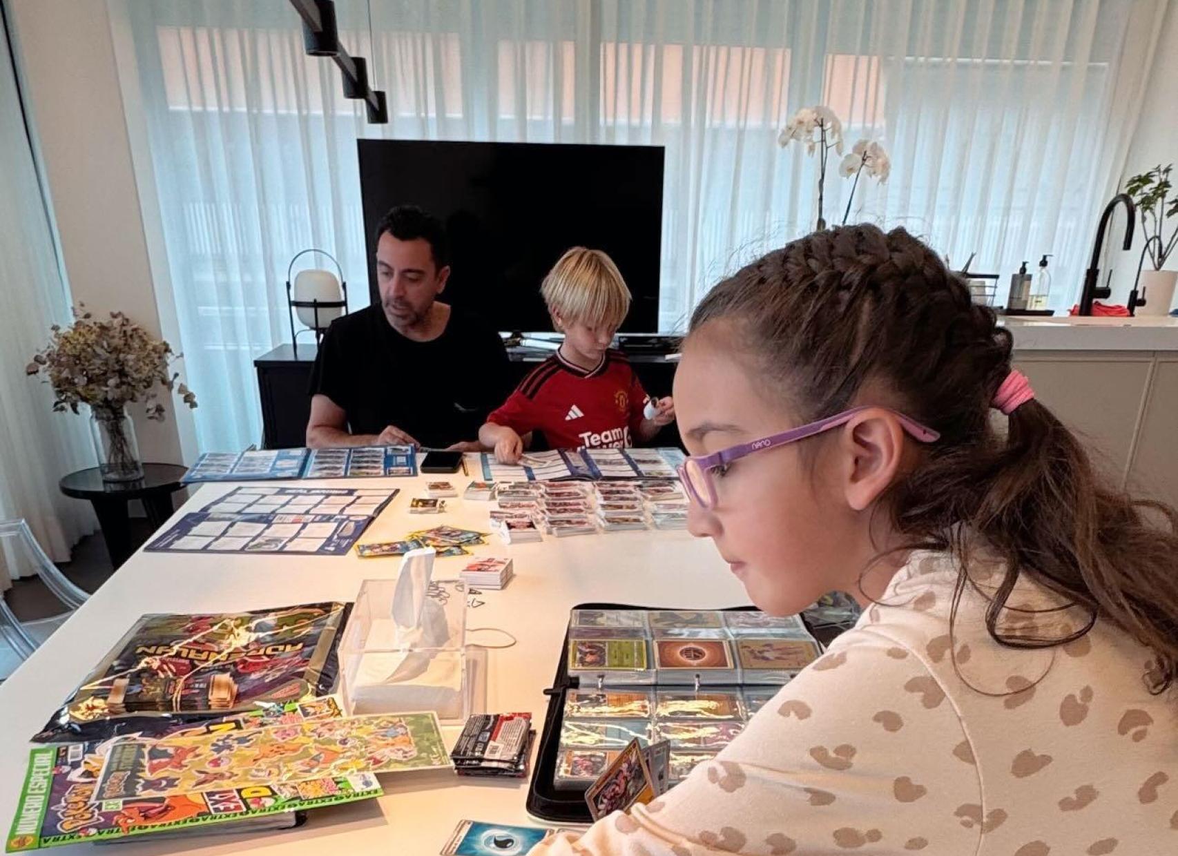 Xavi jugando con sus hijos