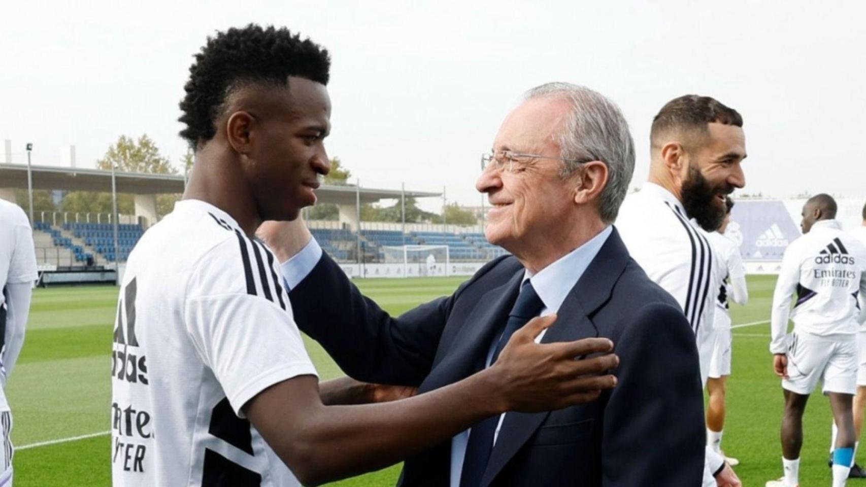 Vinicius y Florentino Pérez se saludan durante un entrenamiento del Real Madrid