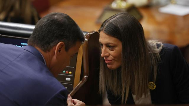 El presidente del Gobierno, Pedro Sánchez, conversa con la portavoz de Junts en el Congreso, Míriam Nogueras