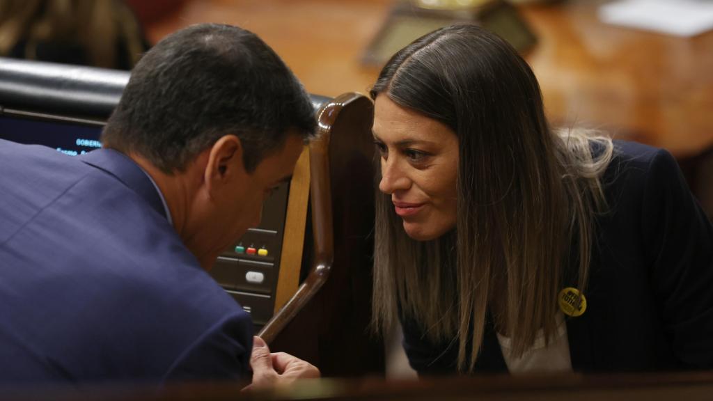 El presidente del Gobierno, Pedro Sánchez, conversa con la portavoz de Junts en el Congreso, Míriam Nogueras