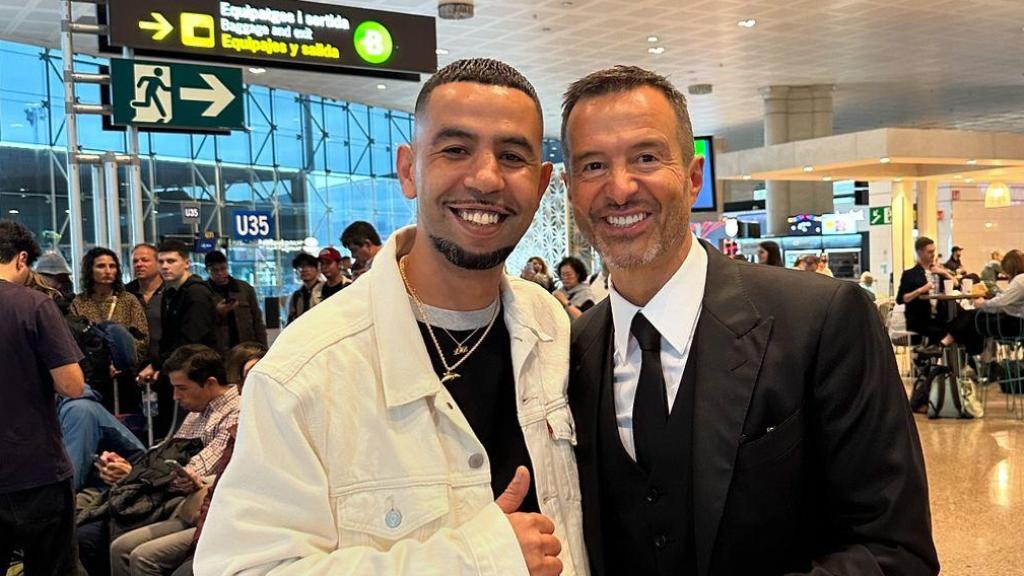 El padre de Lamine Yamal junto a Jorge Mendes, representante del jugador